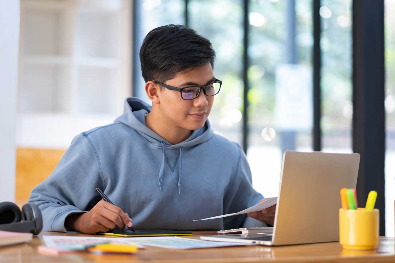 Estudiante con ordenador